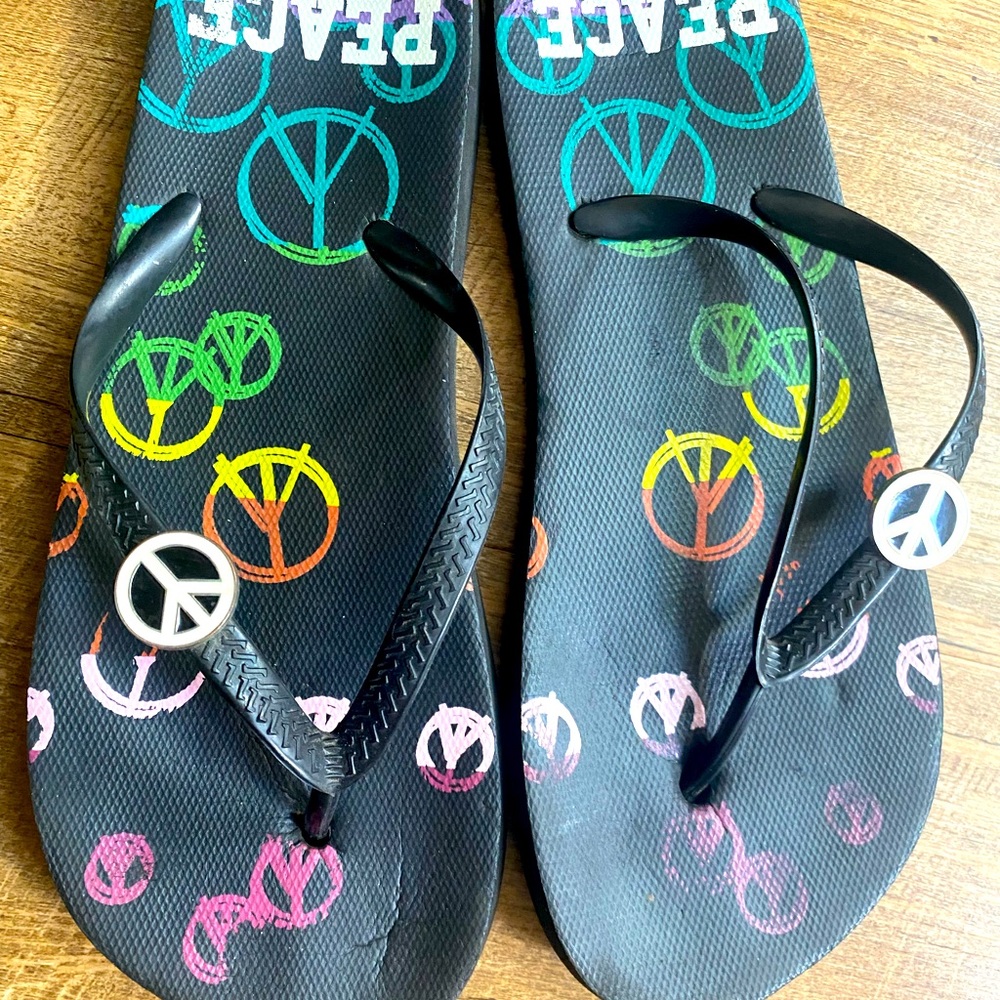 Peace Sign Charm 2 for $15 / Free With $25+ purchase Flip Flops Medium 8 7.5 7 M - Picture 3 of 3